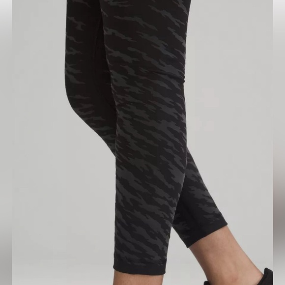 Lululemon Lunar New Year Wunder Under High-Rise Tight 25" ~ Size 6. - Picture 4 of 13